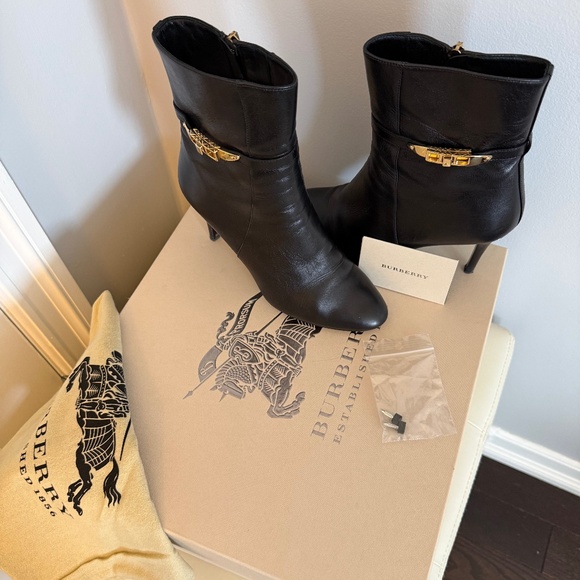 USED AUTHENTIC BURBERRY HERITAOE LOCK HAINAULT 85 ANKLE BOOT, BLACK, SIZE 6 - Picture 1 of 16